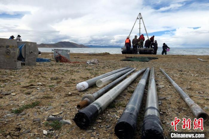 科考隊員從巴木錯采集的科研樣品?！?lt;a target='_blank' ><p  align=