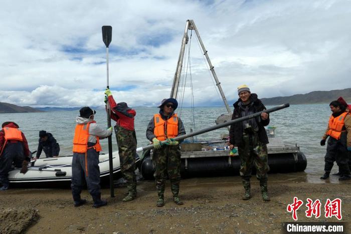 科考隊員從巴木錯采樣歸來?！?lt;a target='_blank' ><p  align=