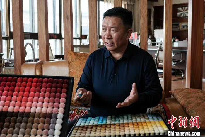 圖為8月4日，次旦展示自己的藏毯標(biāo)準(zhǔn)“色卡”。 <a target='_blank' ><p  align=