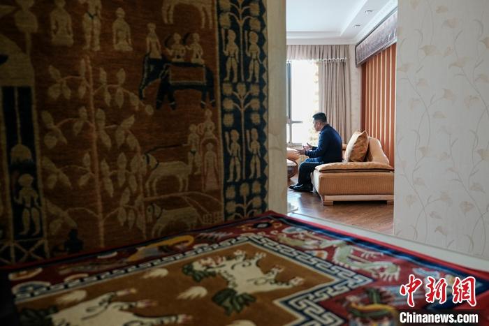 8月4日，次旦在拉薩的公司里懸掛展示的精美藏毯。 <a target='_blank' ><p  align=