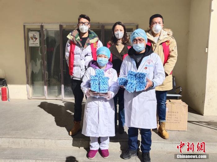 圖后排中間為萍措。(資料圖片) <a target='_blank' ><p  align=