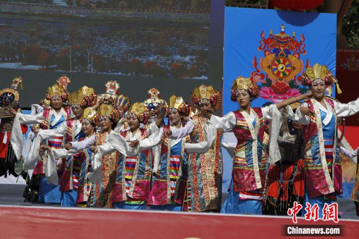 圖為日喀則市一場文藝節(jié)目的藏戲表演(資料圖)。趙朗攝