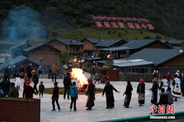 圖為8月5日，玉麥鄉(xiāng)民眾在鄉(xiāng)里跳鍋莊舞，從前的“三人鄉(xiāng)”熱鬧起來(lái)了。 <a target='_blank' ></p><p  align=