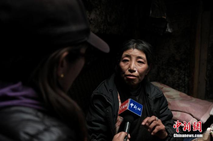 圖為8月6日，卓嘎在牧場(chǎng)小屋內(nèi)接受<a target='_blank' ></p><p  align=