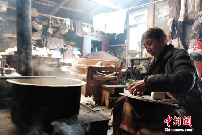 圖為8月6日，60歲的卓嘎在玉麥鄉(xiāng)牧場(chǎng)放牧點(diǎn)制作奶渣。 <a target='_blank' ></p><p  align=