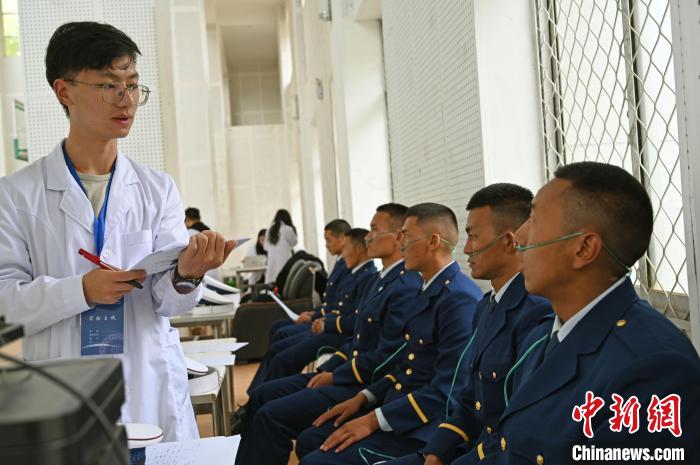 圖為研究團(tuán)隊(duì)成員登記消防員信息?！≮w朗 攝