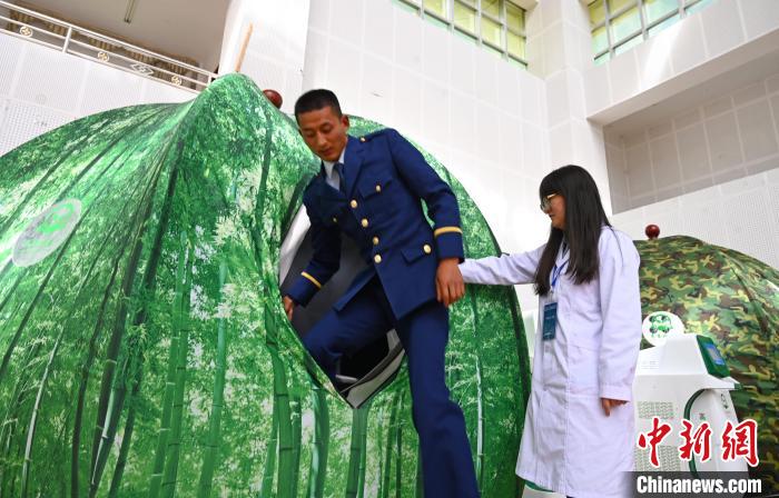 圖為參與完測試，消防員走出高壓氧倉?！≮w朗 攝