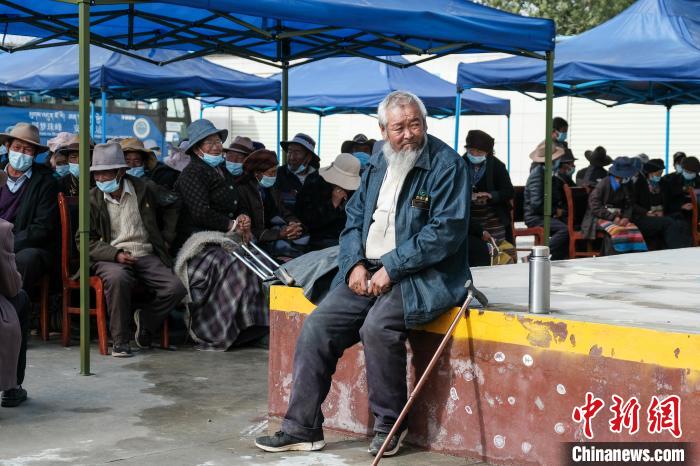圖為日喀則桑珠孜區(qū)東嘎鄉(xiāng)農(nóng)牧民在義診室外等待?！〗w波 攝