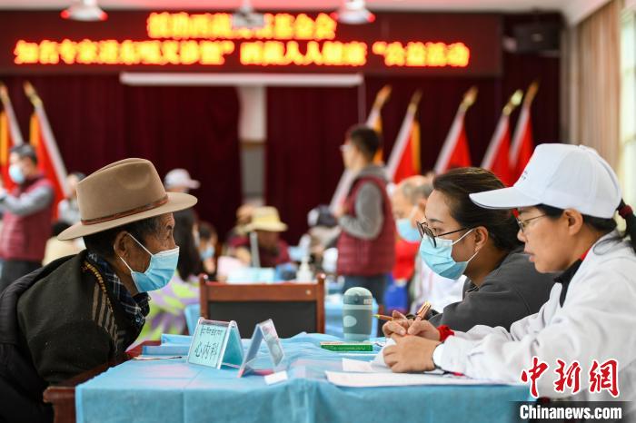 圖為9月11日，西藏日喀則桑珠孜區(qū)東嘎鄉(xiāng)義診現(xiàn)場。　江飛波 攝