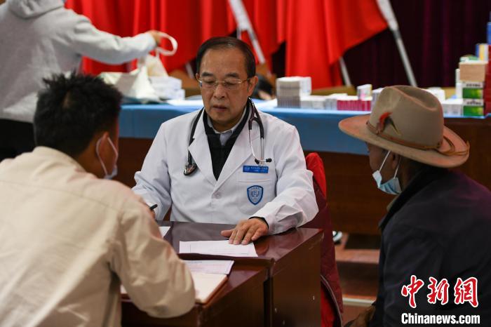 北京大學(xué)人民醫(yī)院心臟中心副主任、博士生導(dǎo)師王偉民為農(nóng)牧民問診?！〗w波 攝