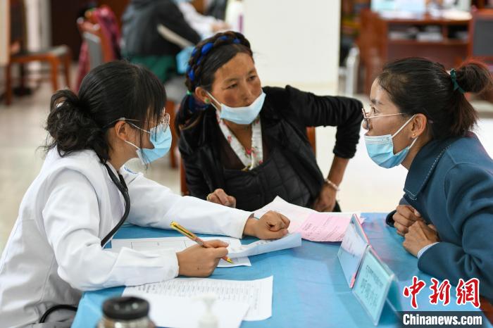 因不少農(nóng)牧民不會普通話，義診活動現(xiàn)場，鄉(xiāng)政府為每位醫(yī)生配了一名翻譯。　江飛波 攝