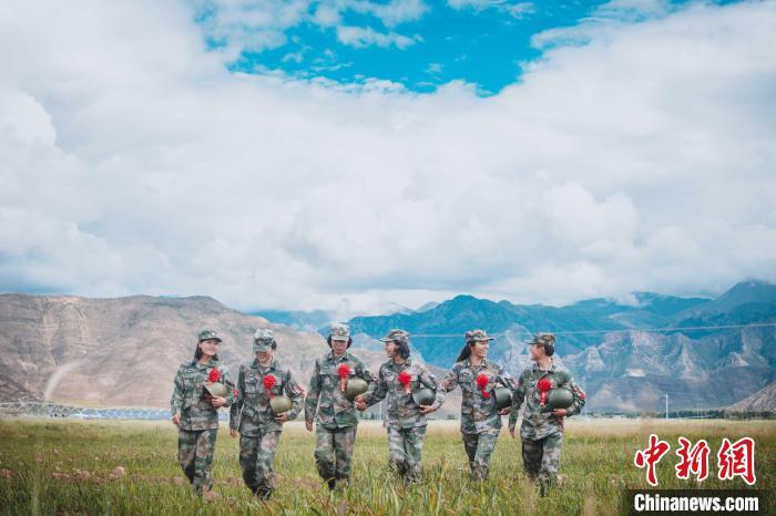 圖為身戴“首跳光榮”大紅花的女兵?！⊥跏鰱| 攝