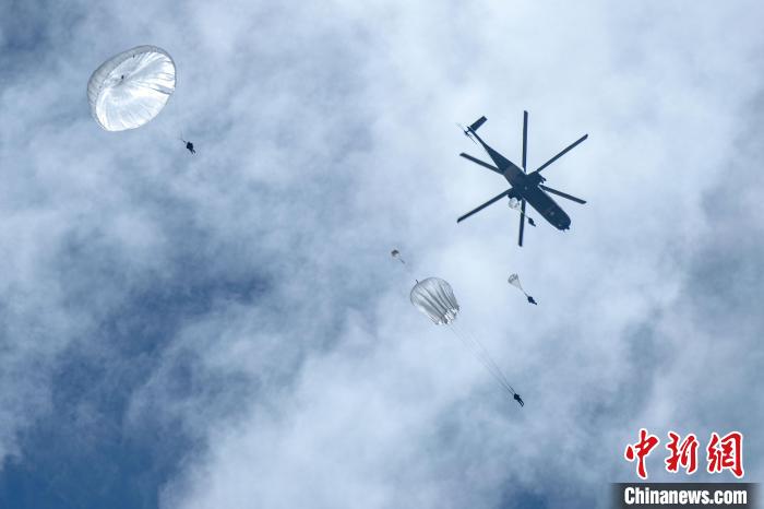 圖為傘降女兵在空中開(kāi)傘?！⊥跏鰱| 攝