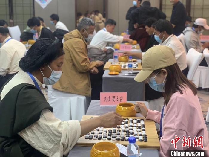 圖為參賽選手正在進(jìn)行藏棋對(duì)弈。　謝牧 攝