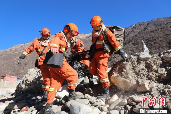 圖為參訓(xùn)消防指戰(zhàn)員密切配合進行訓(xùn)練。　昌都市森林消防支隊江達縣中隊 攝