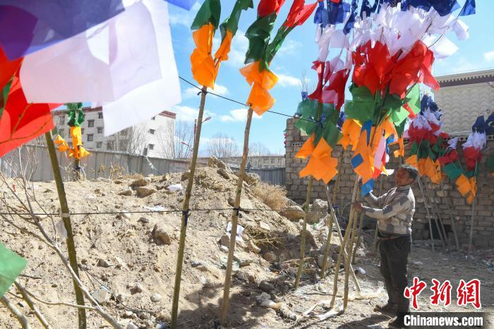 圖為拉薩街頭出售的五彩經(jīng)幡。　貢嘎來松 攝