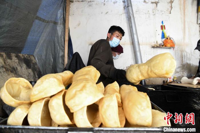 圖為拉薩手藝人制作藏歷新年供品“德卡”?！∝暩聛硭?攝