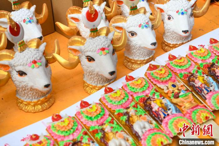 圖為拉薩市場上待售的吉祥羊頭?！∝暩聛硭?攝