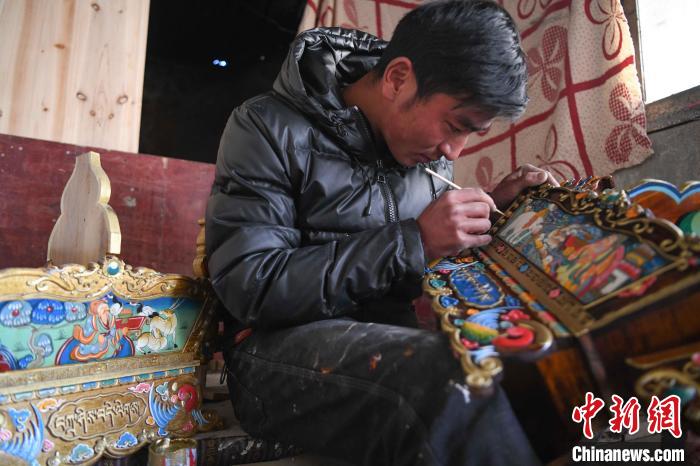 圖為拉薩手藝人制作年貨“切瑪盒”?！∝暩聛硭?攝