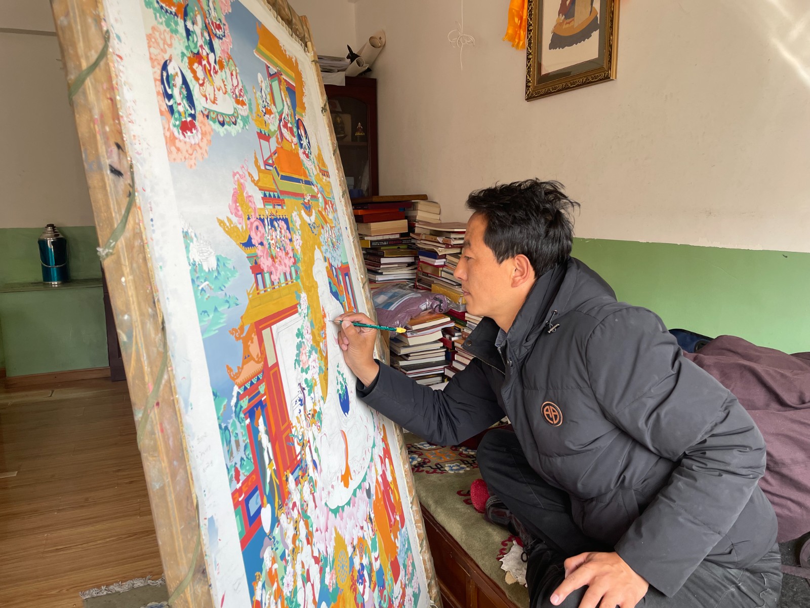 貢覺杰正在繪畫唐卡。1(1815009)-20220318090842.jpg