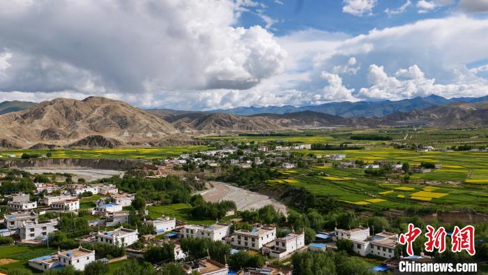 圖為依地形而建的西藏拉薩市尼木縣村居?！≈x牧 攝