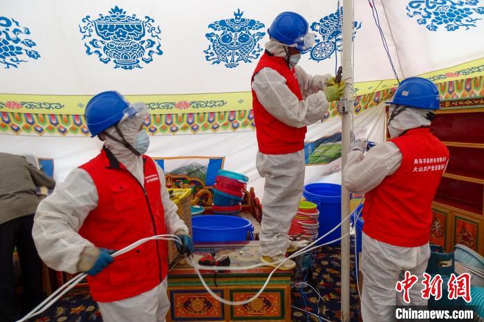 圖為西藏類烏齊縣供電部門為臨時(shí)隔離點(diǎn)50頂帳篷進(jìn)行用電接入?！÷逅傻侵?攝