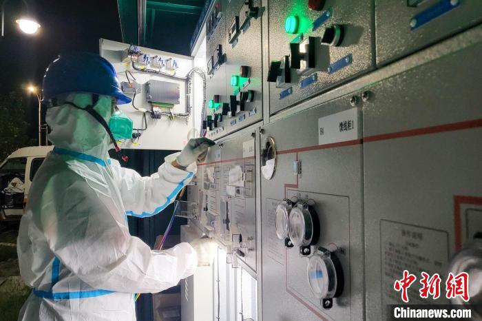 西藏電力部門順利完成方艙醫(yī)院供電設(shè)備安全可靠接入?！⊥醮箫w 攝