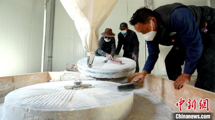 圖為合作社負(fù)責(zé)人完成糌粑加工后清掃水磨設(shè)施?！〖卫杩h融媒體中心供圖