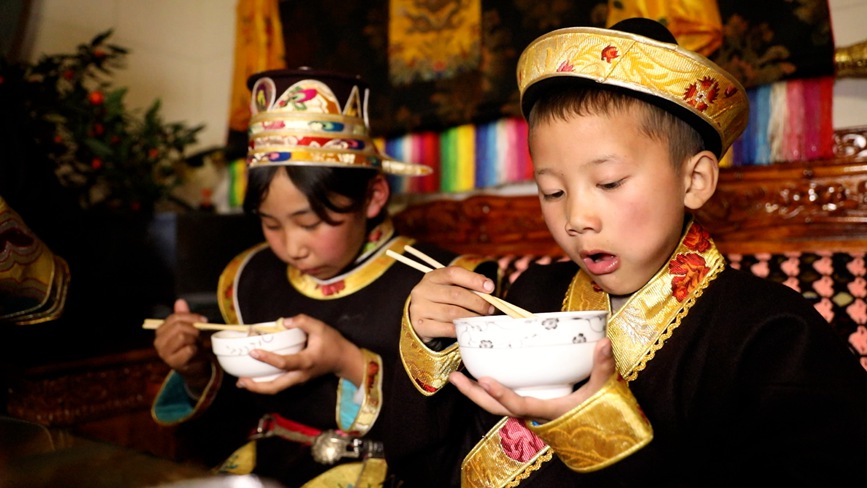 吃“古突”。