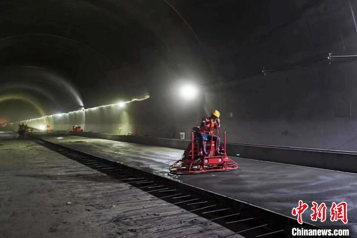 圖為隧道施工現(xiàn)場?！∥鞑刈灾螀^(qū)交通運輸廳 供圖