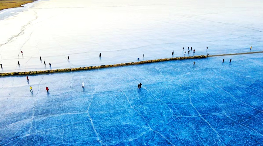 航拍冰上轉(zhuǎn)場。 張虎攝