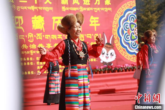 圖為藏歷新年活動現(xiàn)場?！埩?攝