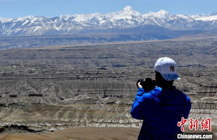 4月5日，游客在觀景臺拍攝札達土林?！±盍?攝