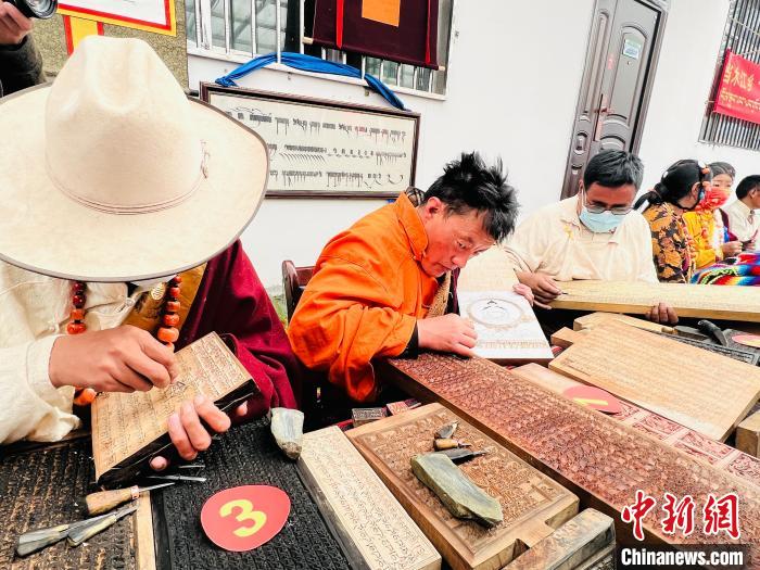 圖為2022年，聶榮縣當木江鄉(xiāng)“鄉(xiāng)村振興那曲奮進”活動雕刻比賽現(xiàn)場。資料圖 那曲市“鄉(xiāng)村振興 那曲奮進”活動辦供圖