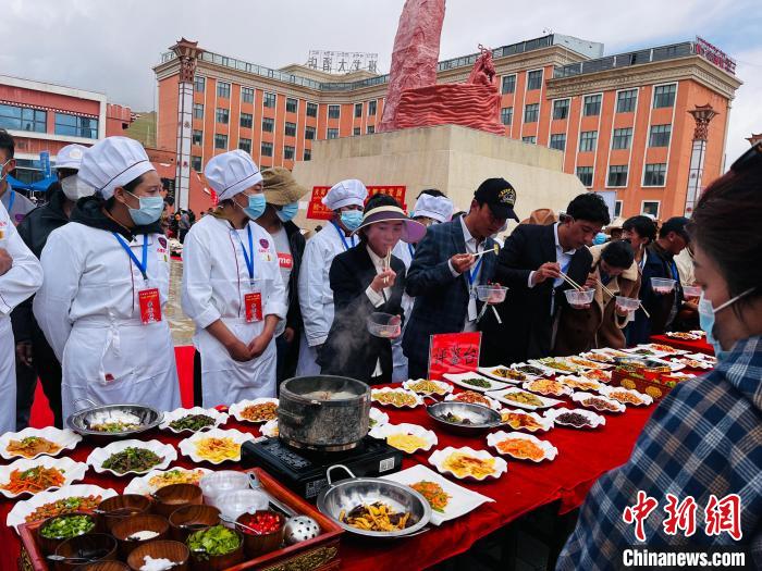 圖為2022年，班戈縣“鄉(xiāng)村振興那曲奮進”廚藝大賽現(xiàn)場。資料圖 那曲市“鄉(xiāng)村振興 那曲奮進”活動辦供圖