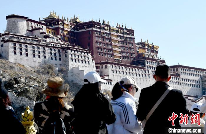 4月17日，游客在拉薩布達拉宮觀景臺拍照留念?！±盍?攝