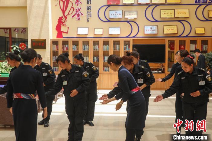 日喀則火車(chē)站客運(yùn)人員學(xué)習(xí)服務(wù)禮儀?！《飞降?攝