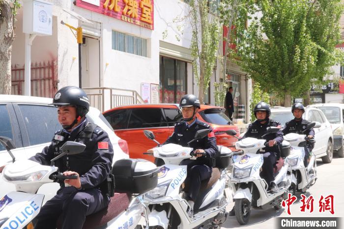 民警騎著電瓶車在轄區(qū)巡邏走訪?！↑S創(chuàng)偉 攝