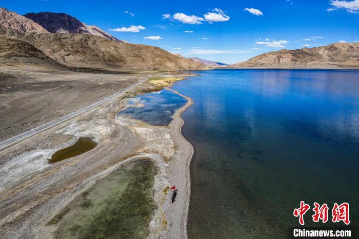班公湖又稱措木昂拉仁波，藏語(yǔ)意為“長(zhǎng)脖子天鵝”。　龍小鳳 攝