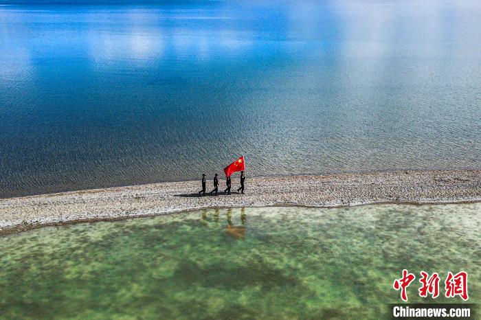 班公湖巡邏現(xiàn)場(chǎng)?！↓埿▲P 攝