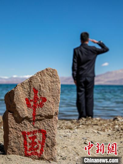 班公湖畔的“中國(guó)”標(biāo)記?！↓埿▲P 攝