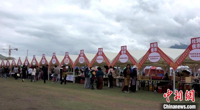 圖為熱鬧的“松贊夜市”?！∝暽＠?攝