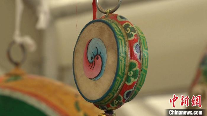 圖為“松贊夜市”里的特色文創(chuàng)產(chǎn)品?！∝暽＠?攝