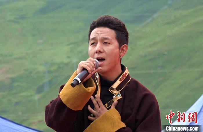 圖為藝人為開幕式獻唱?！∝暽＠?攝