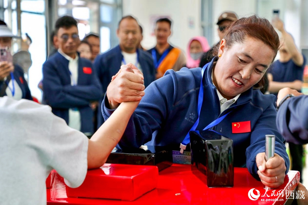 拉薩首屆農(nóng)牧民運(yùn)動會上的掰手腕比賽現(xiàn)場。