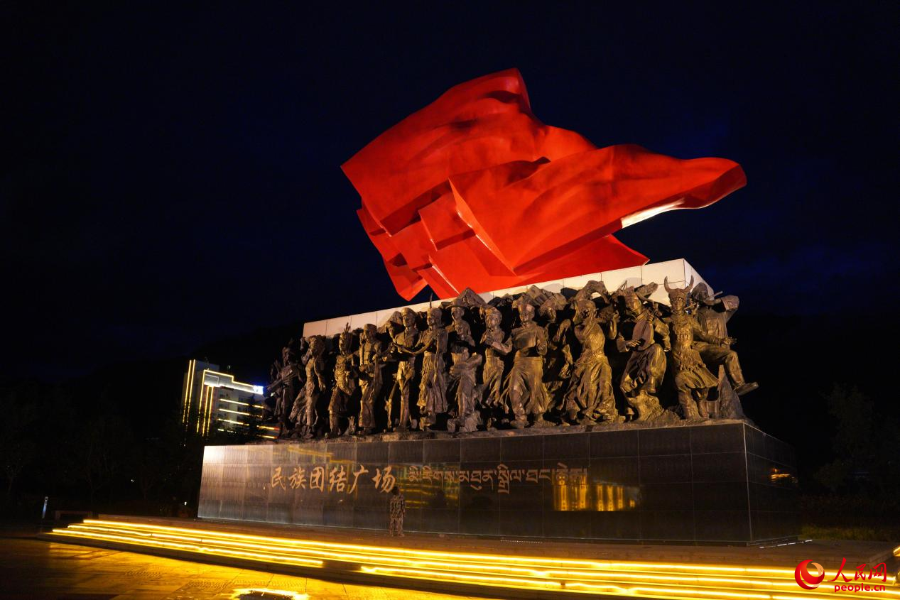 西藏林芝市民族團結廣場上的標志性雕塑。人民網記者 趙晨攝