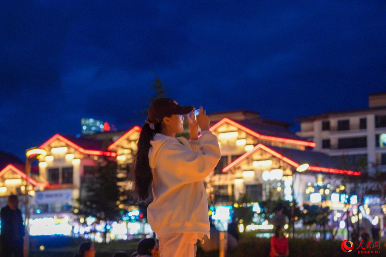 居民在西藏林芝市民族團結廣場上拍照。人民網記者 趙晨攝