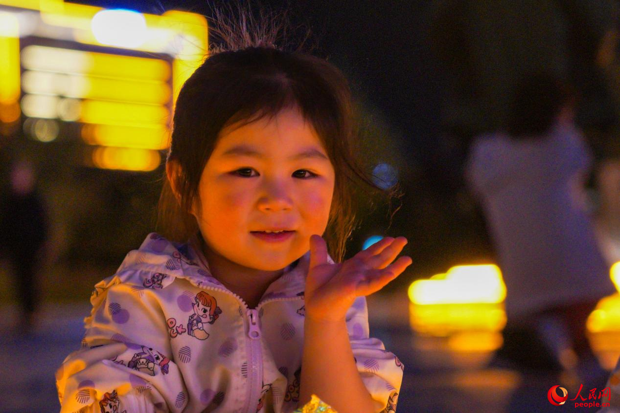 西藏林芝市民族團結廣場上的兒童。人民網記者 趙晨攝