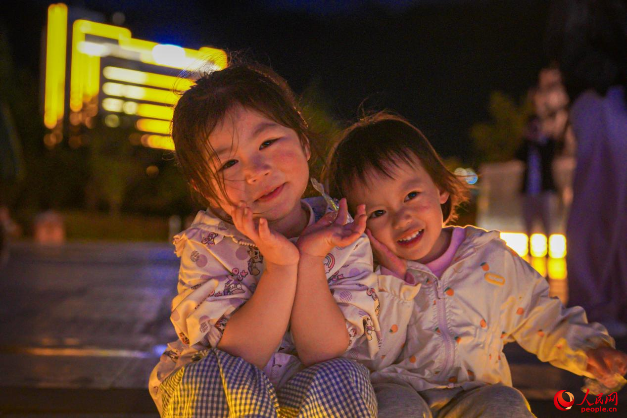 西藏林芝市民族團結廣場上的兒童。人民網記者 趙晨攝