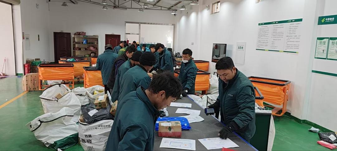 西藏拉薩城東營業(yè)部分揀員正在傳送帶分揀。旦增攝